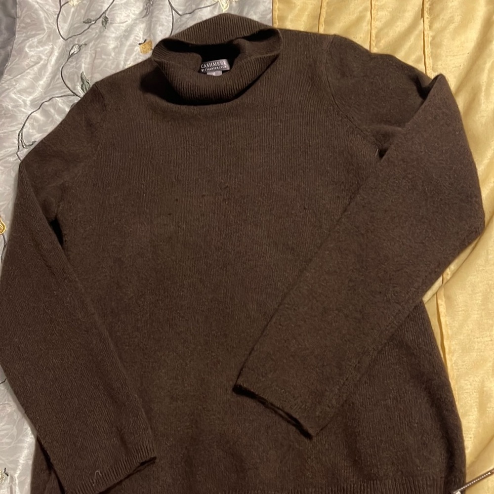 Women’s medium brown cashmere light turtleneck sweater only worn once